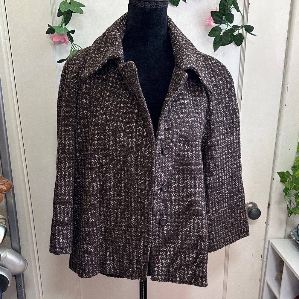 Perfect cropped jacket w/ hidden button placket, 3/4 sleeve, just dry cleaned.